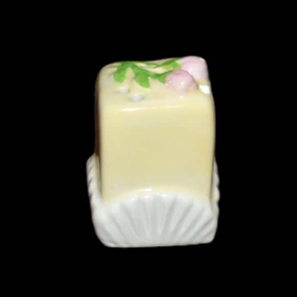 Vintage Salt And Pepper Shakers Ceramic Decorated Cakes Plugs Intact Dining - Picture 5 of 6